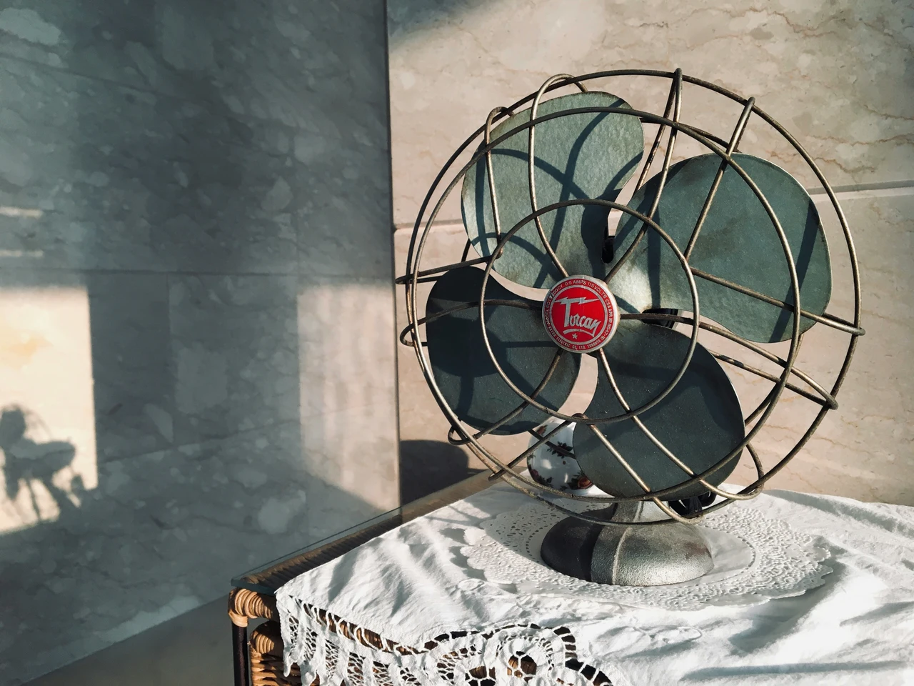 Dormire con il ventilatore acceso: fa bene o fa male? Ecco cosa sapere Dormire con il ventilatore acceso: fa bene o fa male? Ecco cosa sapere