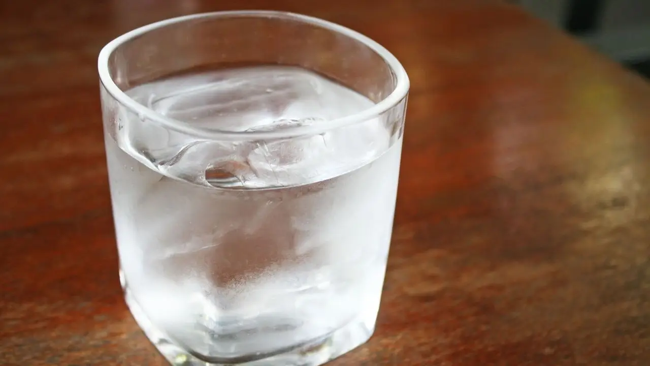 Non bere acqua ghiacciata con il caldo: ecco cosa succede al corpo Non bere acqua ghiacciata con il caldo: ecco cosa succede al corpo