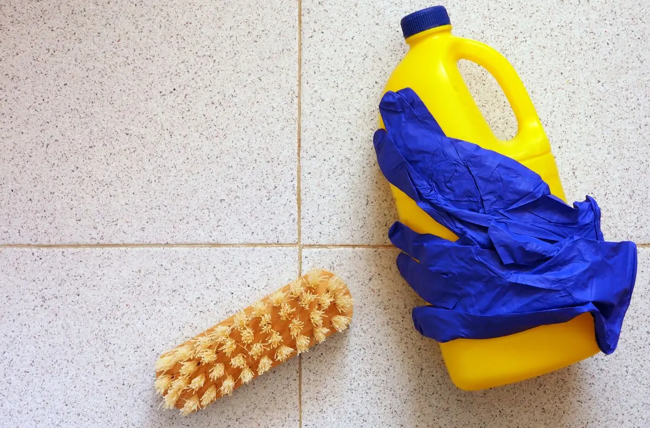 Non usare mai l’ammoniaca su questi materiali: ecco quali rovini per sempre Non usare mai l’ammoniaca su questi materiali: ecco quali rovini per sempre