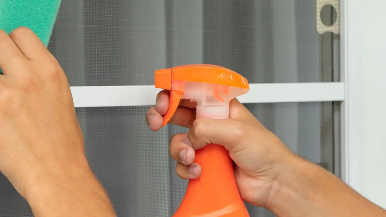 Attenzione a questo spray per i vetri: contiene una sostanza che danneggia il legno Attenzione a questo spray per i vetri: contiene una sostanza che danneggia il legno