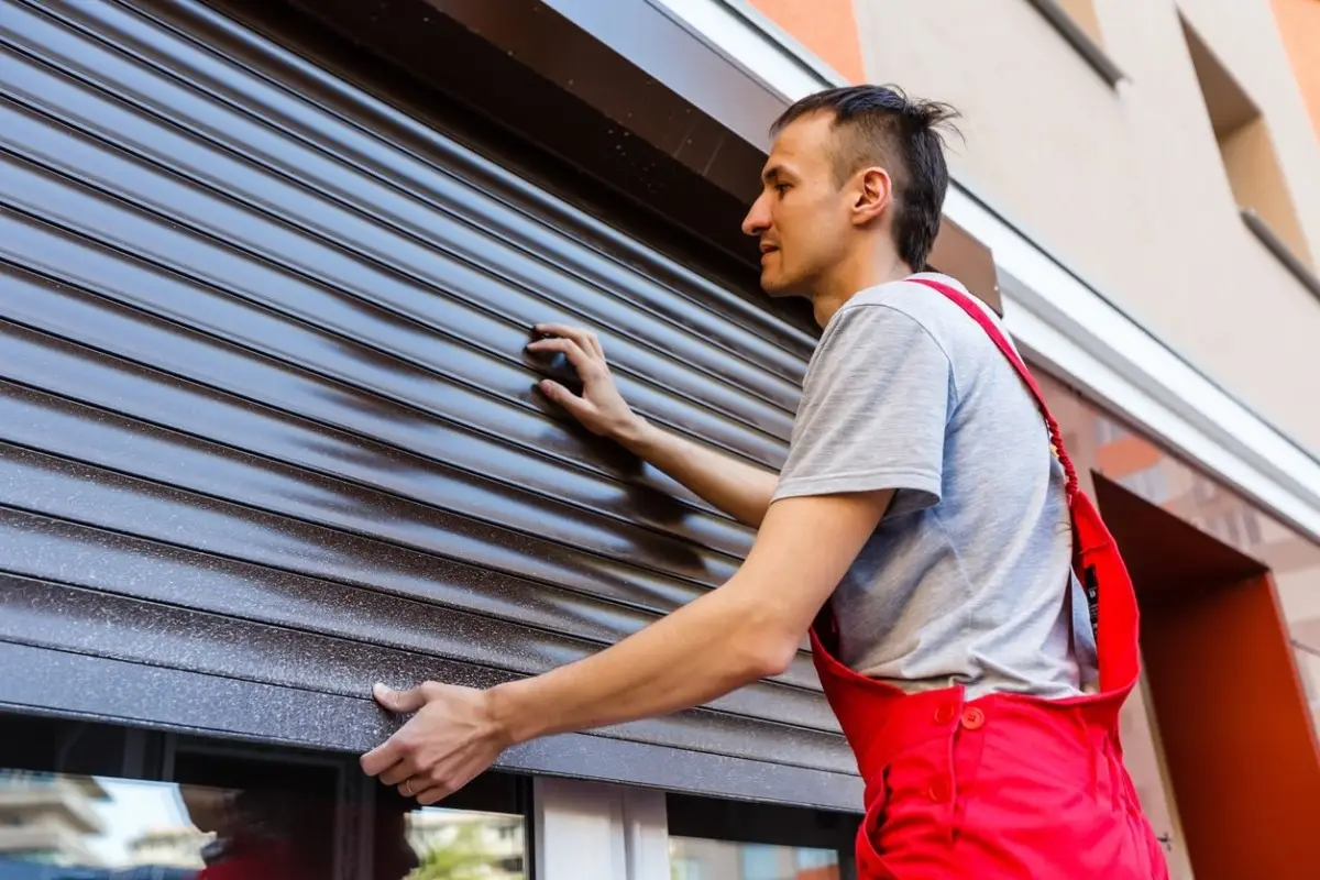 Come pulire le tapparelle in estate: il trucco che pochi conoscono Come pulire le tapparelle in estate: il trucco che pochi conoscono