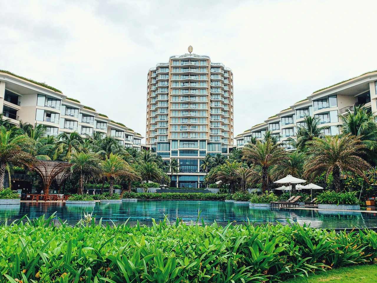 Come pulire i vetri al sole senza aloni: la ricetta degli hotel di lusso Come pulire i vetri al sole senza aloni: la ricetta degli hotel di lusso