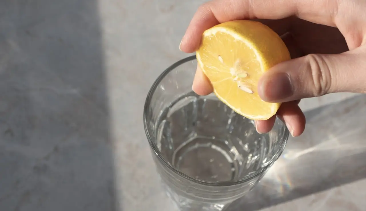 Brillare senza lucido: il trucco con il limone per mobili opachi Brillare senza lucido: il trucco con il limone per mobili opachi