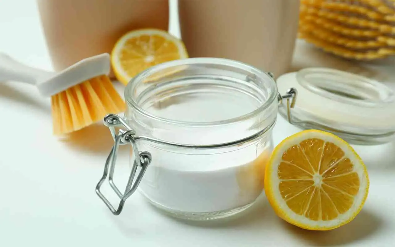 Brillare senza lucido: il trucco con il limone per mobili opachi Brillare senza lucido: il trucco con il limone per mobili opachi
