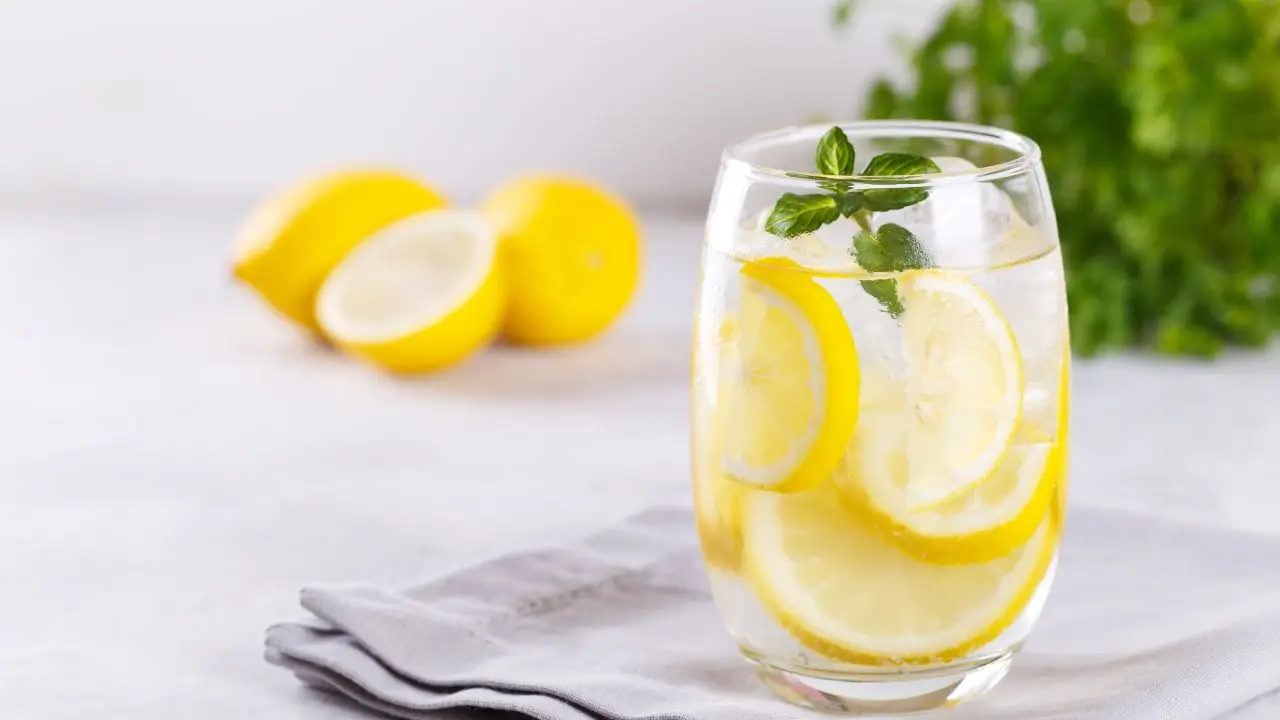 Pressione alta d’estate? Ecco cosa bere per abbassarla Pressione alta d’estate? Ecco cosa bere per abbassarla