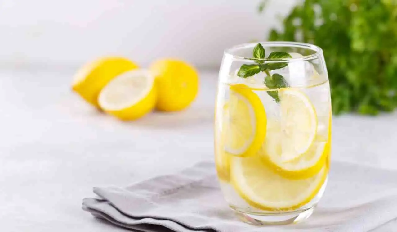 Pressione alta d’estate? Ecco cosa bere per abbassarla Pressione alta d’estate? Ecco cosa bere per abbassarla
