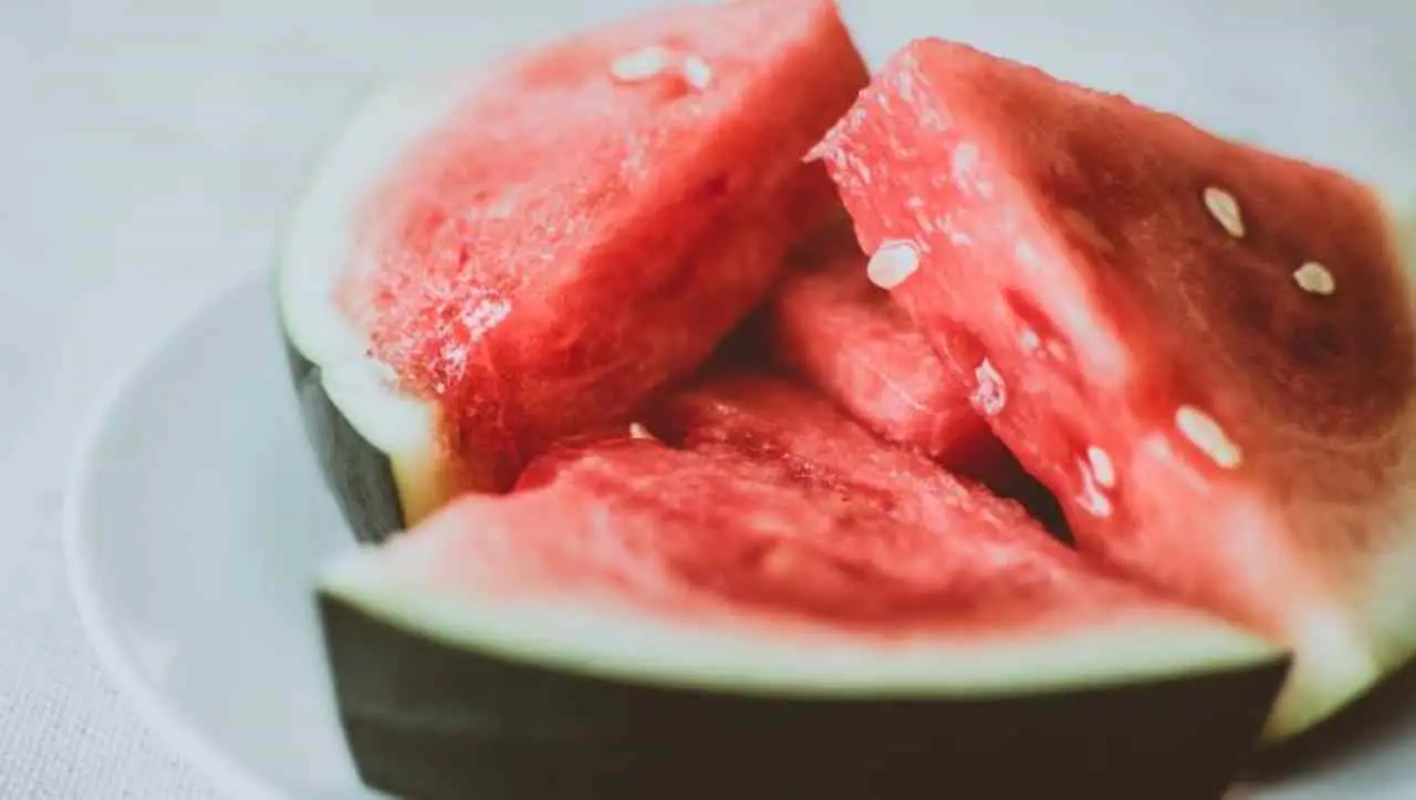 Mangiare anguria ogni giorno: ecco cosa succede davvero a pressione e glicemia Mangiare anguria ogni giorno: ecco cosa succede davvero a pressione e glicemia