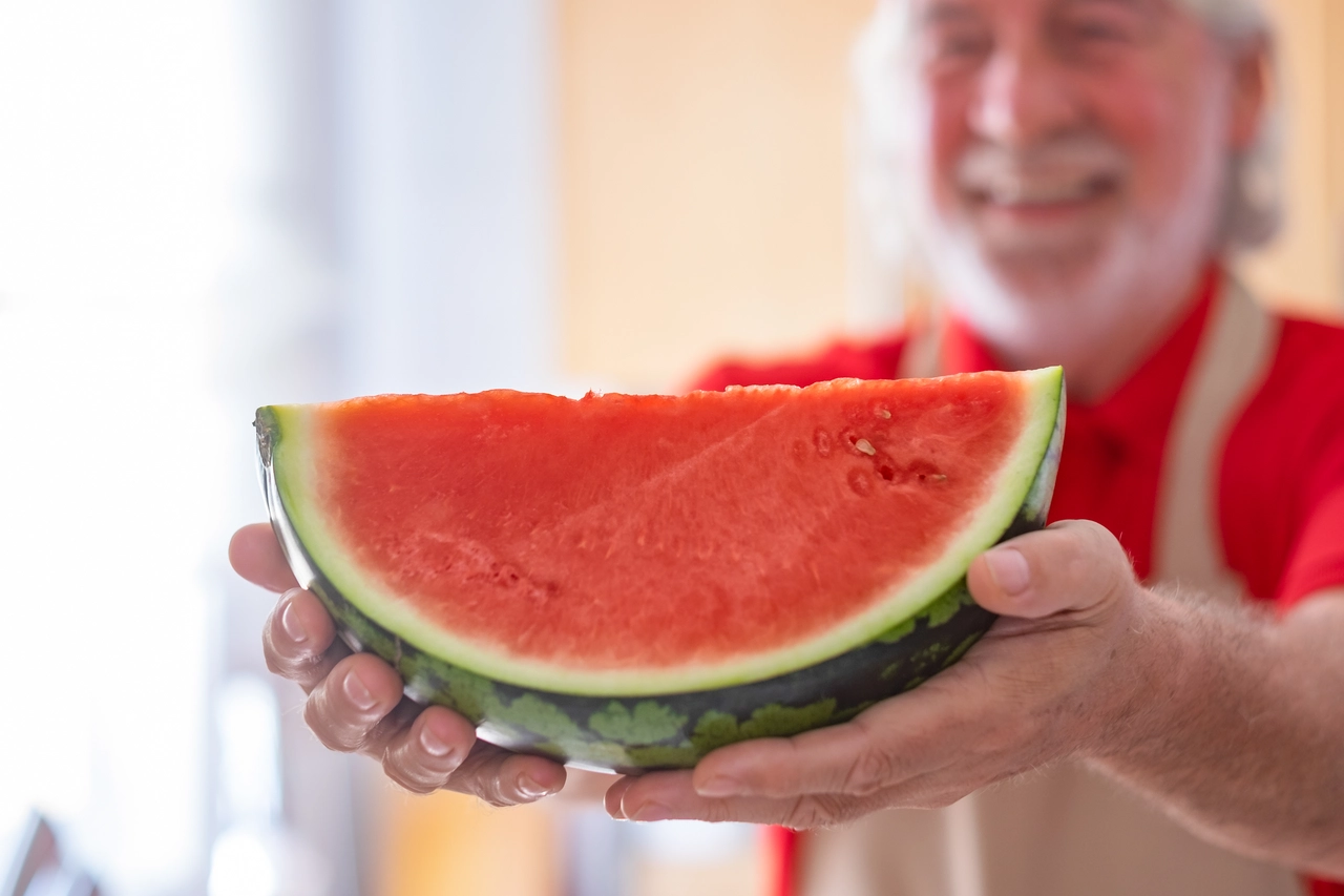 Mangiare anguria ogni giorno: ecco cosa succede davvero a pressione e glicemia Mangiare anguria ogni giorno: ecco cosa succede davvero a pressione e glicemia