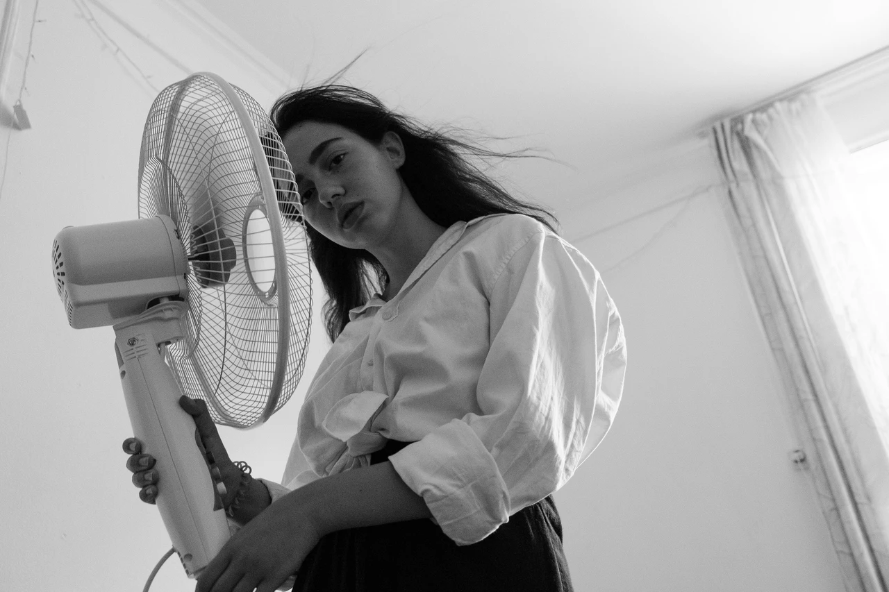Dormire con il ventilatore acceso: fa bene o fa male? Ecco cosa sapere Dormire con il ventilatore acceso: fa bene o fa male? Ecco cosa sapere
