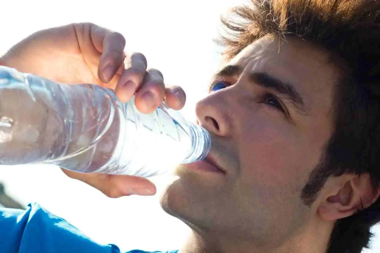 Non bere acqua ghiacciata con il caldo: ecco cosa succede al corpo Non bere acqua ghiacciata con il caldo: ecco cosa succede al corpo