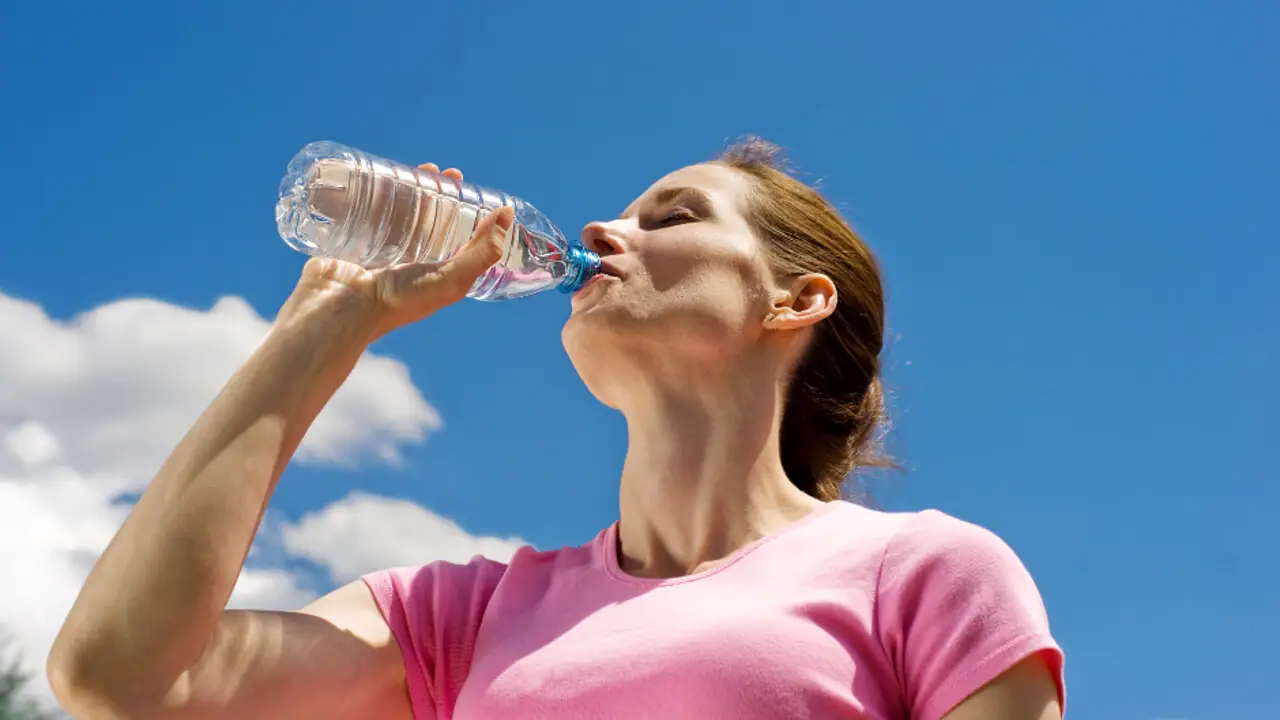Non bere acqua ghiacciata con il caldo: ecco cosa succede al corpo Non bere acqua ghiacciata con il caldo: ecco cosa succede al corpo