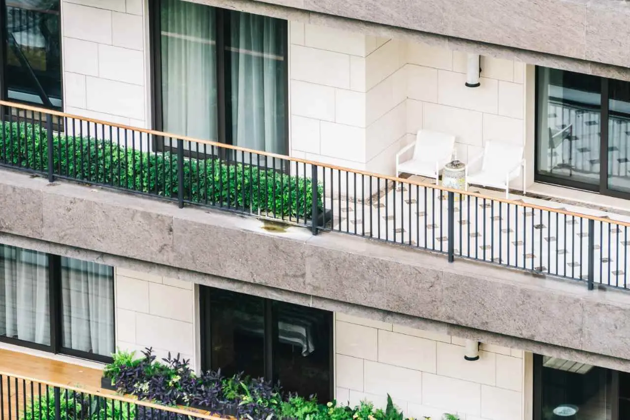 Non mettere mai questi oggetti sul balcone: rischi sanzioni e danni Non mettere mai questi oggetti sul balcone: rischi sanzioni e danni