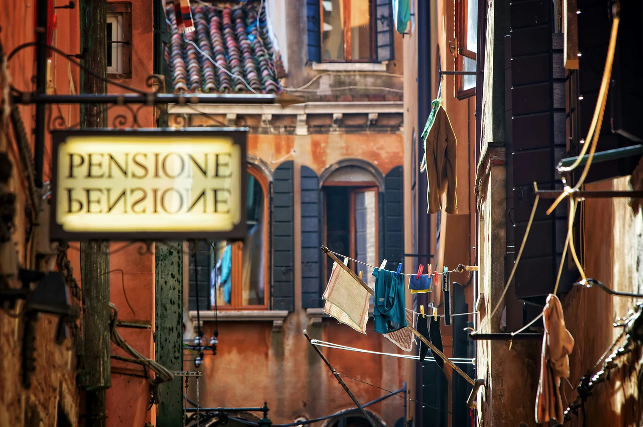 Non mettere mai questi oggetti sul balcone: rischi sanzioni e danni Non mettere mai questi oggetti sul balcone: rischi sanzioni e danni