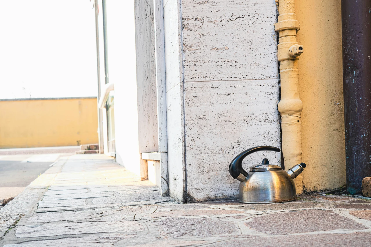 Non mettere mai questi oggetti sul balcone: rischi sanzioni e danni Non mettere mai questi oggetti sul balcone: rischi sanzioni e danni