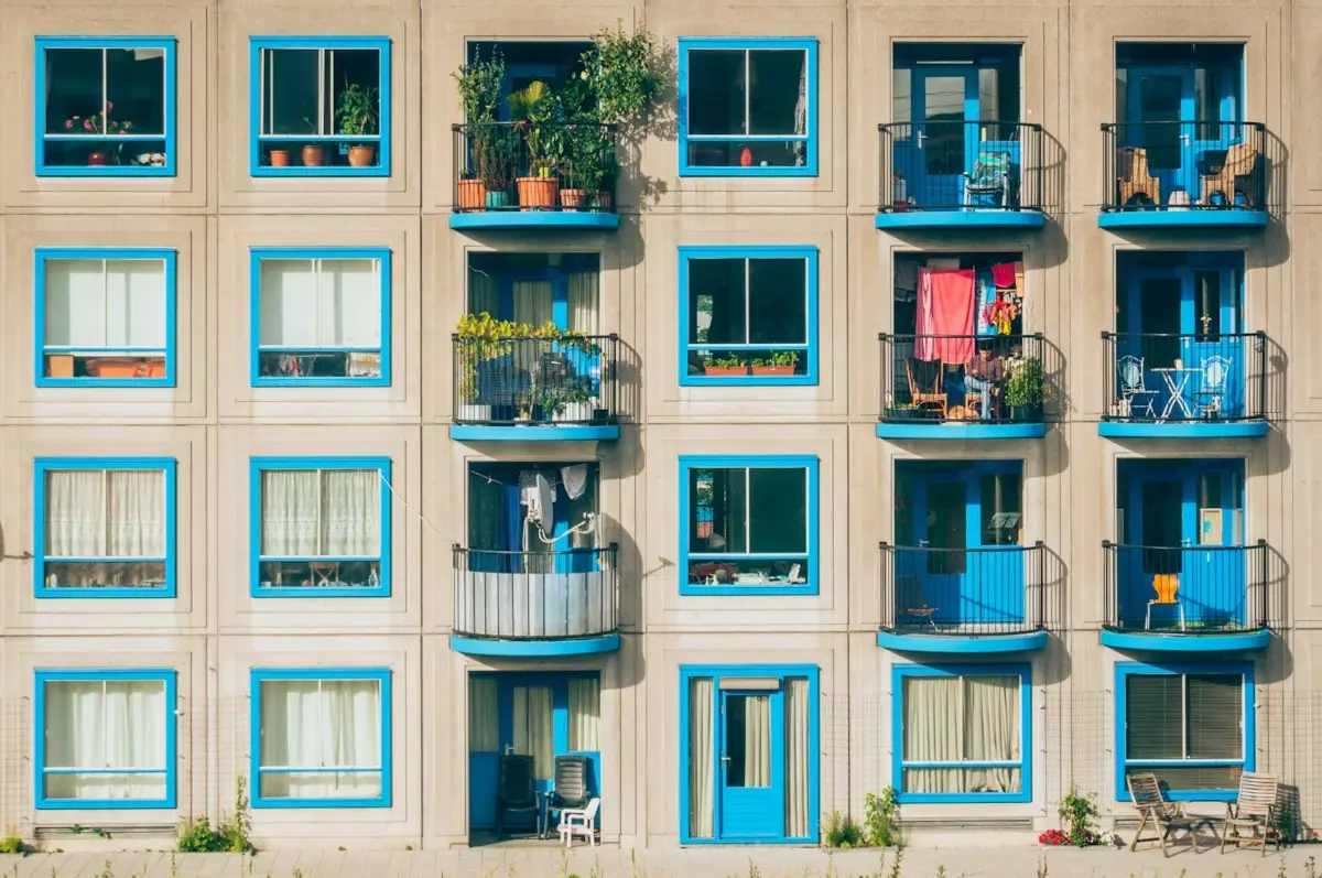 Non mettere mai questi oggetti sul balcone: rischi sanzioni e danni Non mettere mai questi oggetti sul balcone: rischi sanzioni e danni