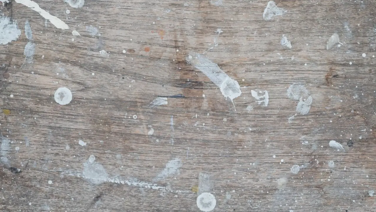 Attenzione a questo spray per i vetri: contiene una sostanza che danneggia il legno Attenzione a questo spray per i vetri: contiene una sostanza che danneggia il legno