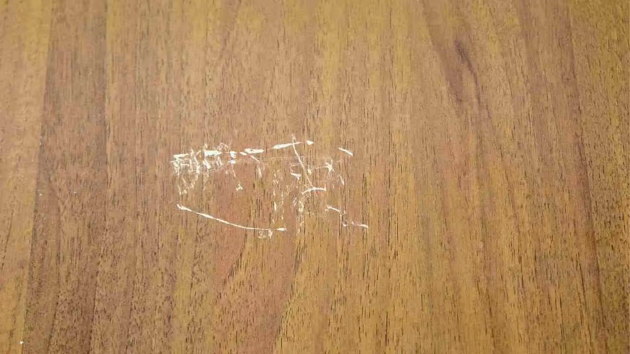 Attenzione a questo spray per i vetri: contiene una sostanza che danneggia il legno Attenzione a questo spray per i vetri: contiene una sostanza che danneggia il legno