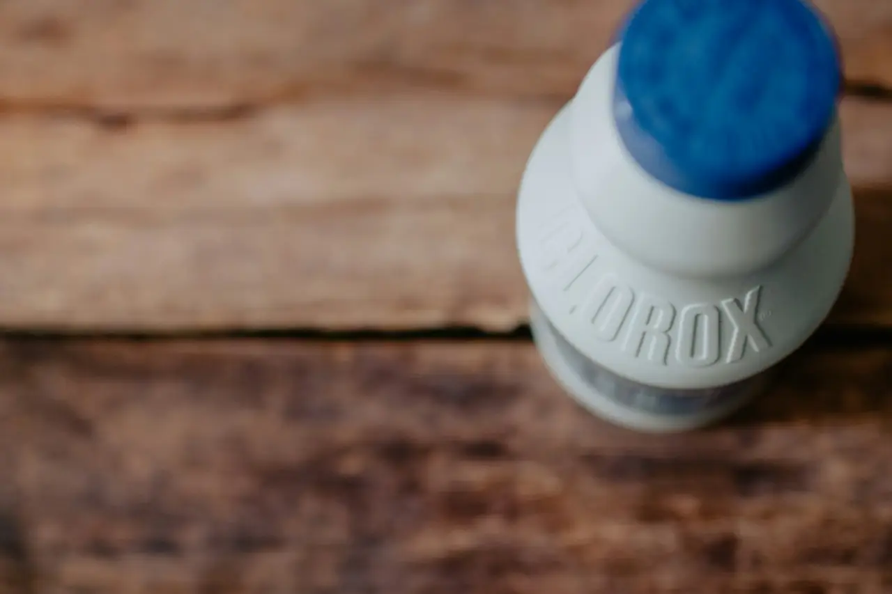 Attenzione a questo spray per i vetri: contiene una sostanza che danneggia il legno Attenzione a questo spray per i vetri: contiene una sostanza che danneggia il legno