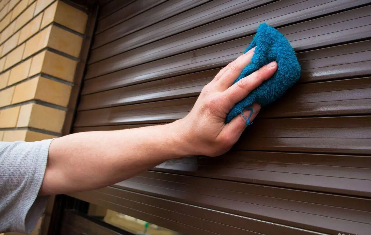 Come pulire le tapparelle in estate: il trucco che pochi conoscono Come pulire le tapparelle in estate: il trucco che pochi conoscono
