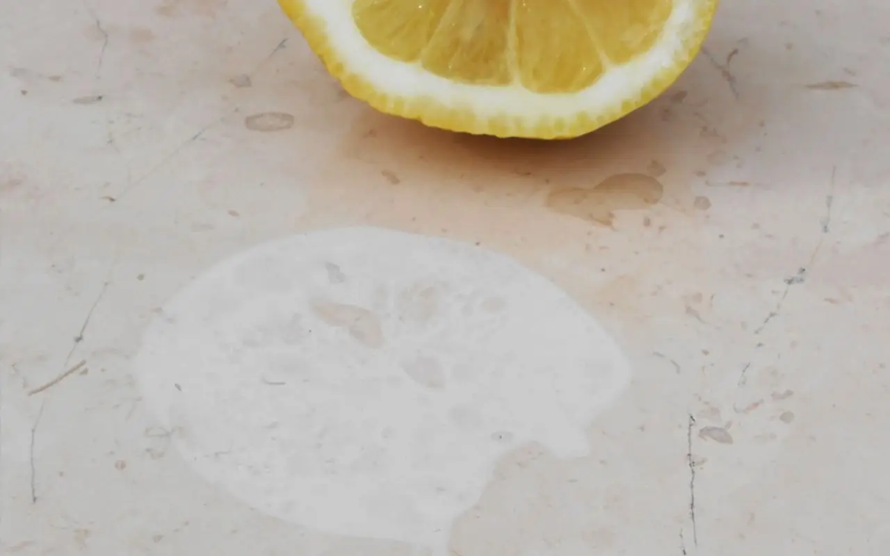 Non usare il limone sul marmo: ecco perché lo rovina Non usare il limone sul marmo: ecco perché lo rovina