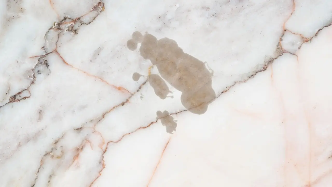 Non usare il limone sul marmo: ecco perché lo rovina Non usare il limone sul marmo: ecco perché lo rovina